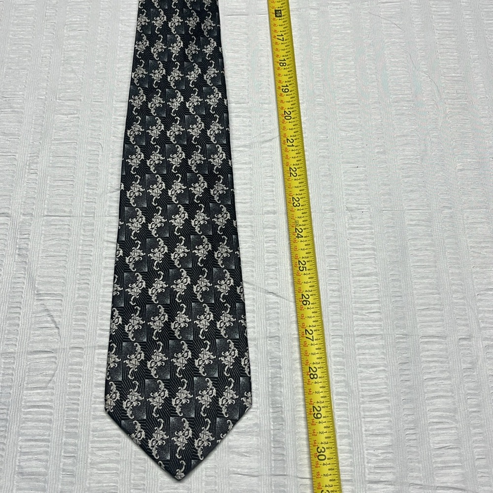 Versace Men's Tie.
Dual pattern and gorgeous black/gray/white. - Picture 6 of 8